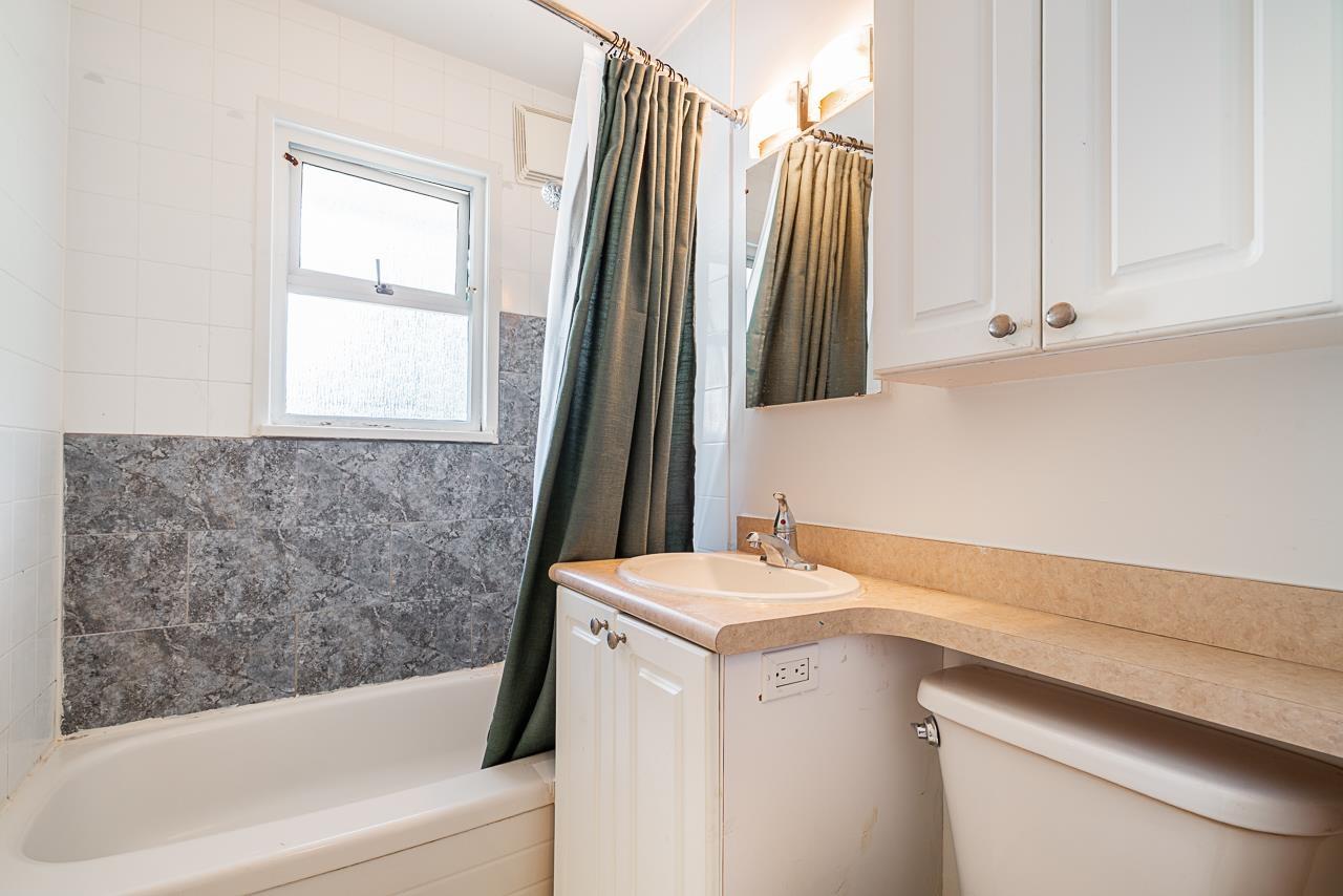 Photo 15 of 15439 Oxenham Avenue, White Rock BC