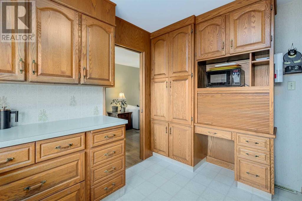 Single Family House 4 Level for Sale in  Winchester Crescent SW Westgate Calgary 