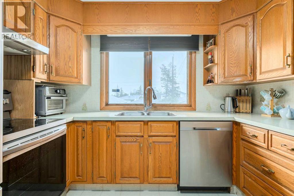 Single Family House 4 Level for Sale in  Winchester Crescent SW Westgate Calgary 