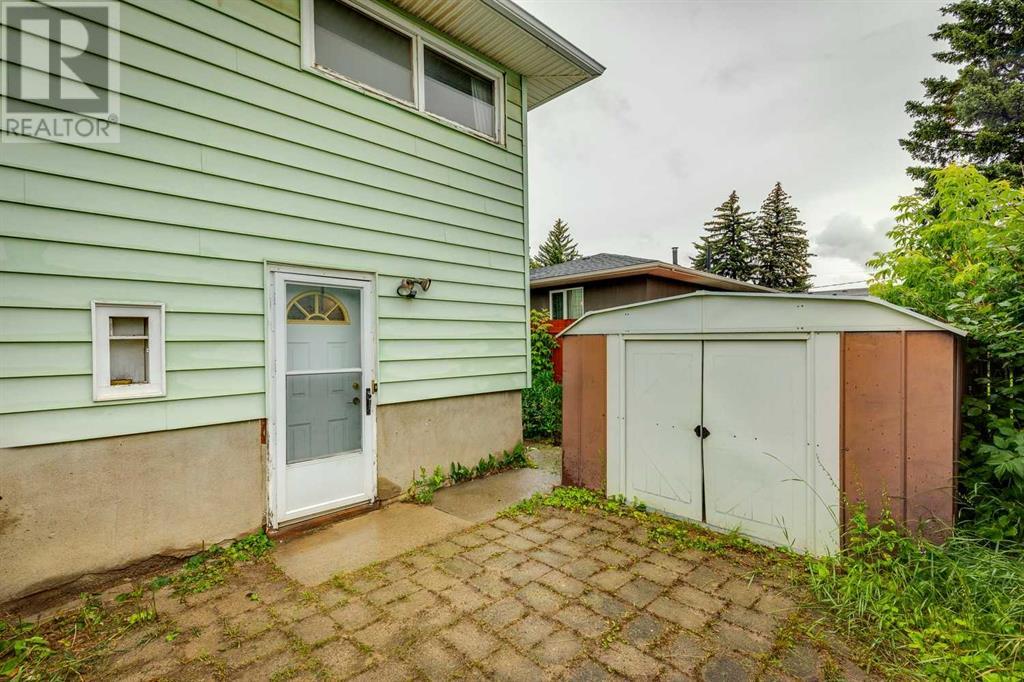 Single Family House 4 Level for Sale in  Winchester Crescent SW Westgate Calgary 