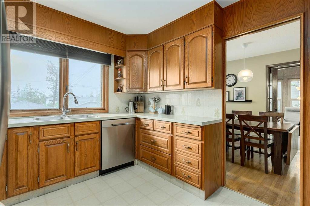 Single Family House 4 Level for Sale in  Winchester Crescent SW Westgate Calgary 