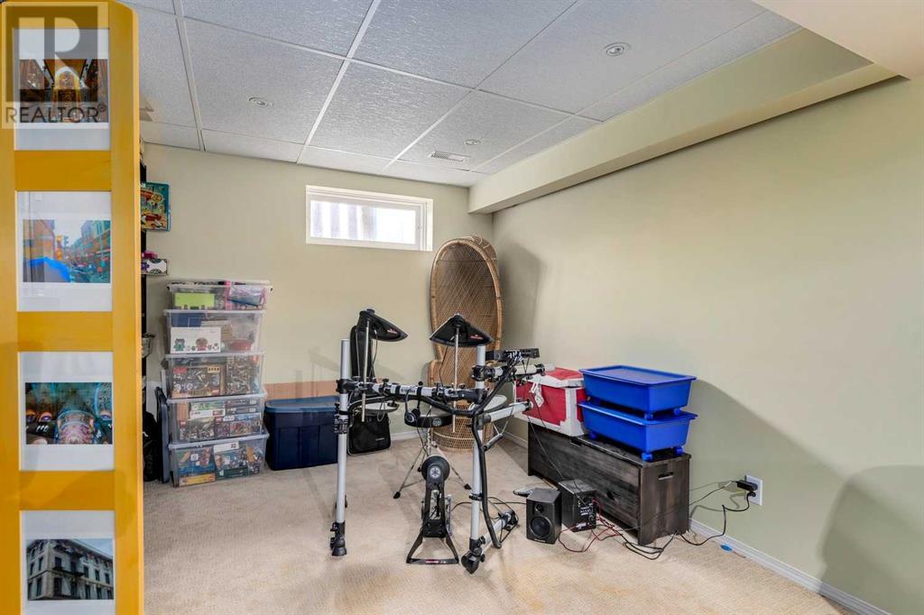 Single Family House 4 Level for Sale in  Winchester Crescent SW Westgate Calgary 