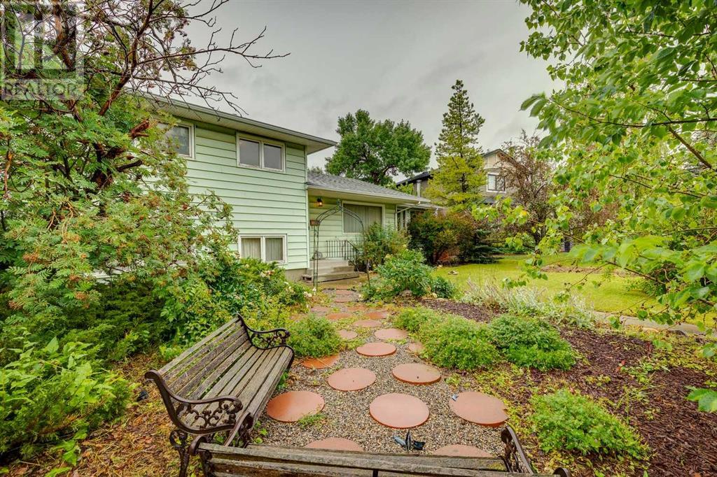 Single Family House 4 Level for Sale in  Winchester Crescent SW Westgate Calgary 