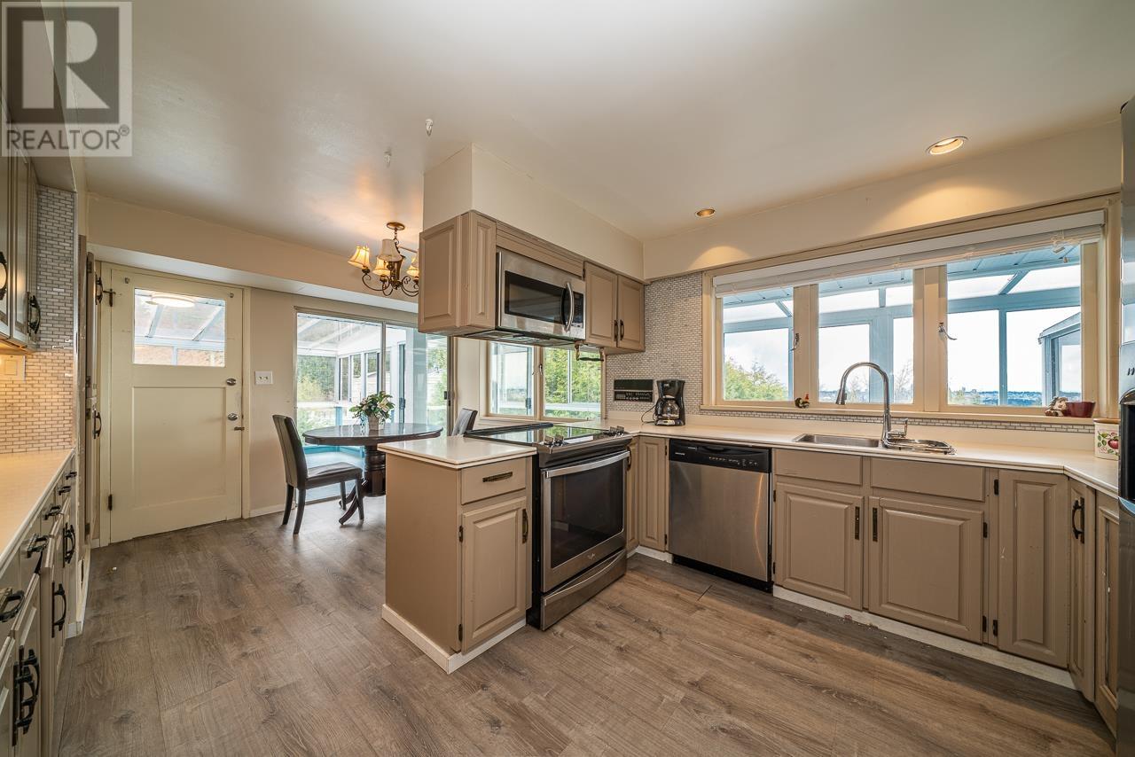 Photo 27 of 650 Southborough Drive, West Vancouver BC