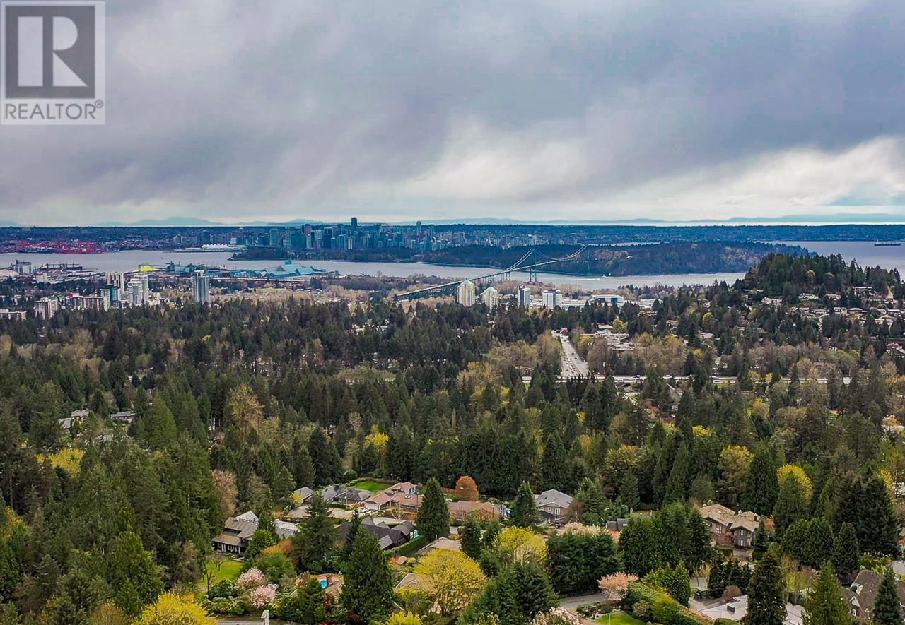 Photo 2 of 650 Southborough Drive, West Vancouver BC