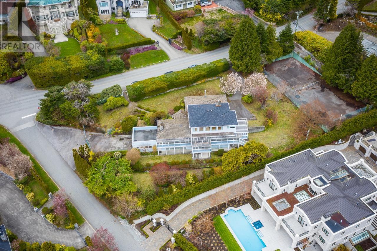 Photo 4 of 650 Southborough Drive, West Vancouver BC