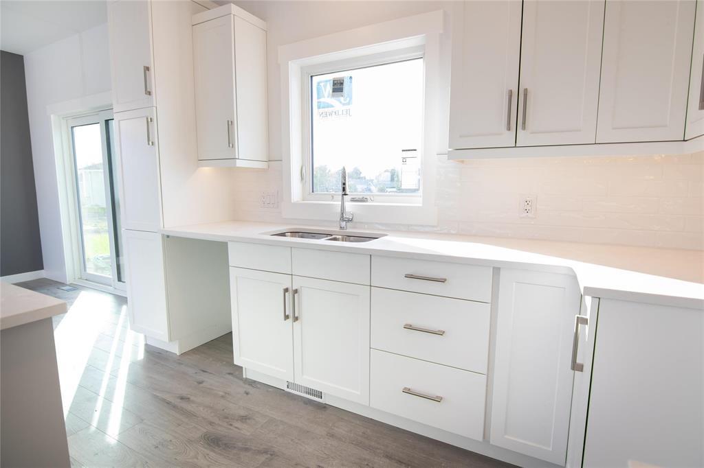 Photo 22 of 36 Van Riesen Drive, Niverville MB