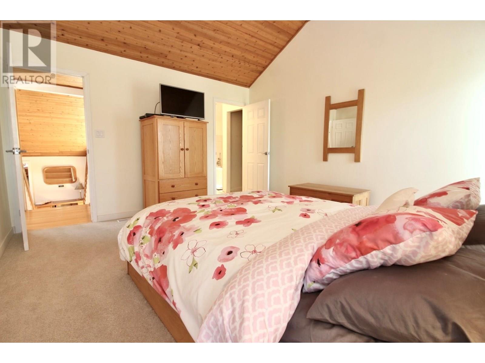  324 Clifton Road North, Kelowna