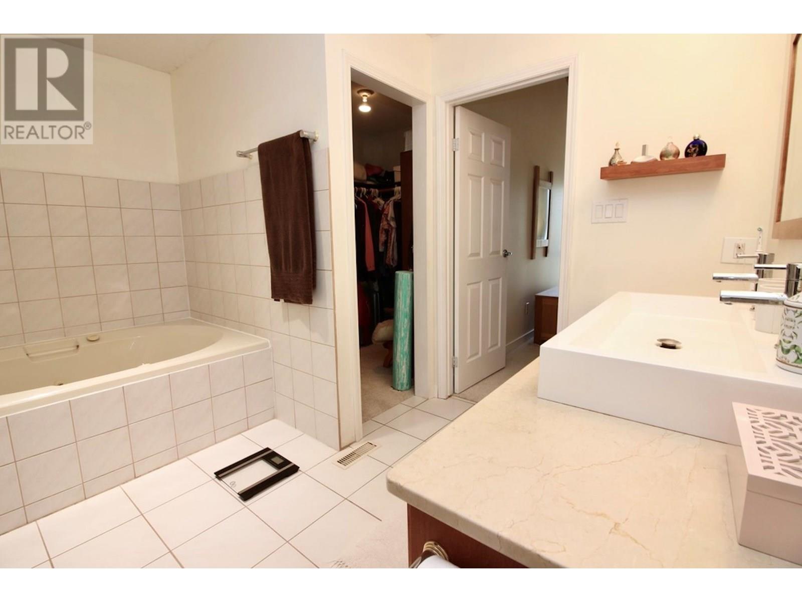  324 Clifton Road North, Kelowna