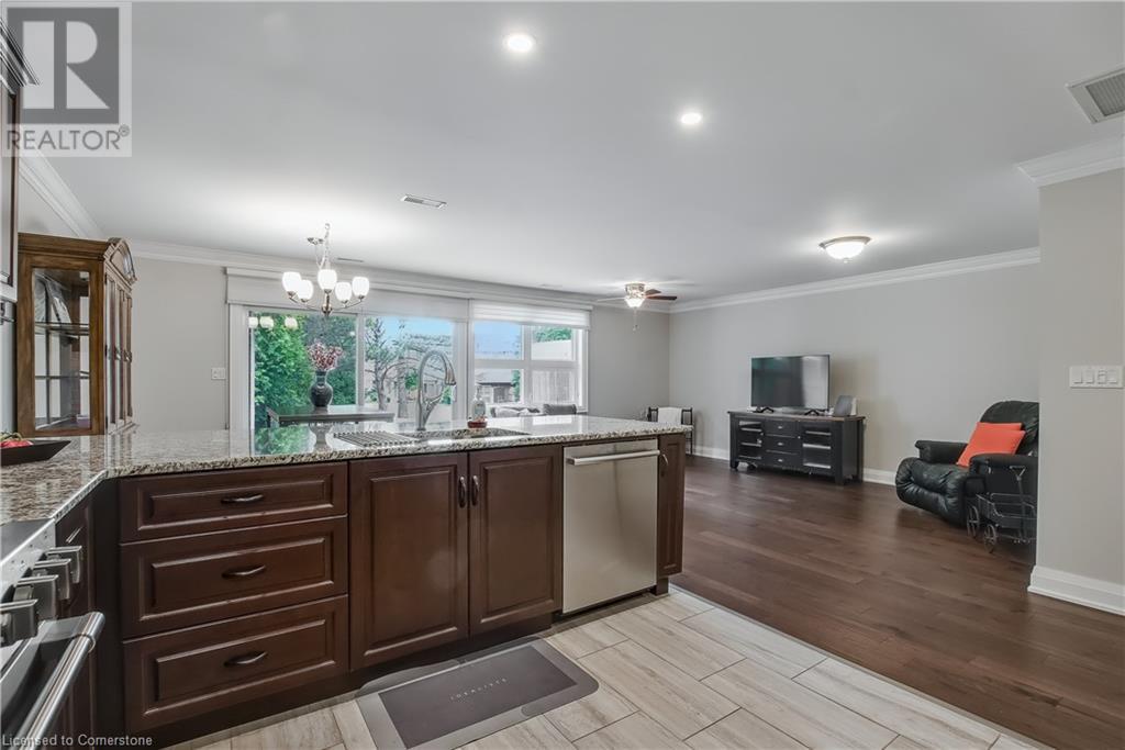 Photo 14 of 33 Szollosy Circle, Hamilton ON