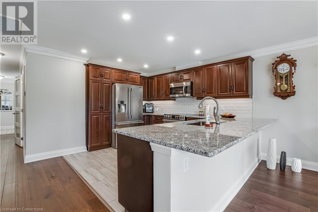 Photo 15 of 33 Szollosy Circle, Hamilton ON