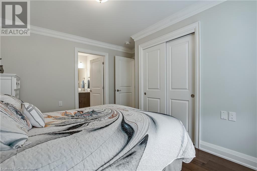 Photo 10 of 33 Szollosy Circle, Hamilton ON