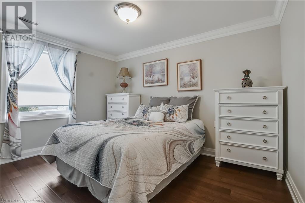 Photo 11 of 33 Szollosy Circle, Hamilton ON