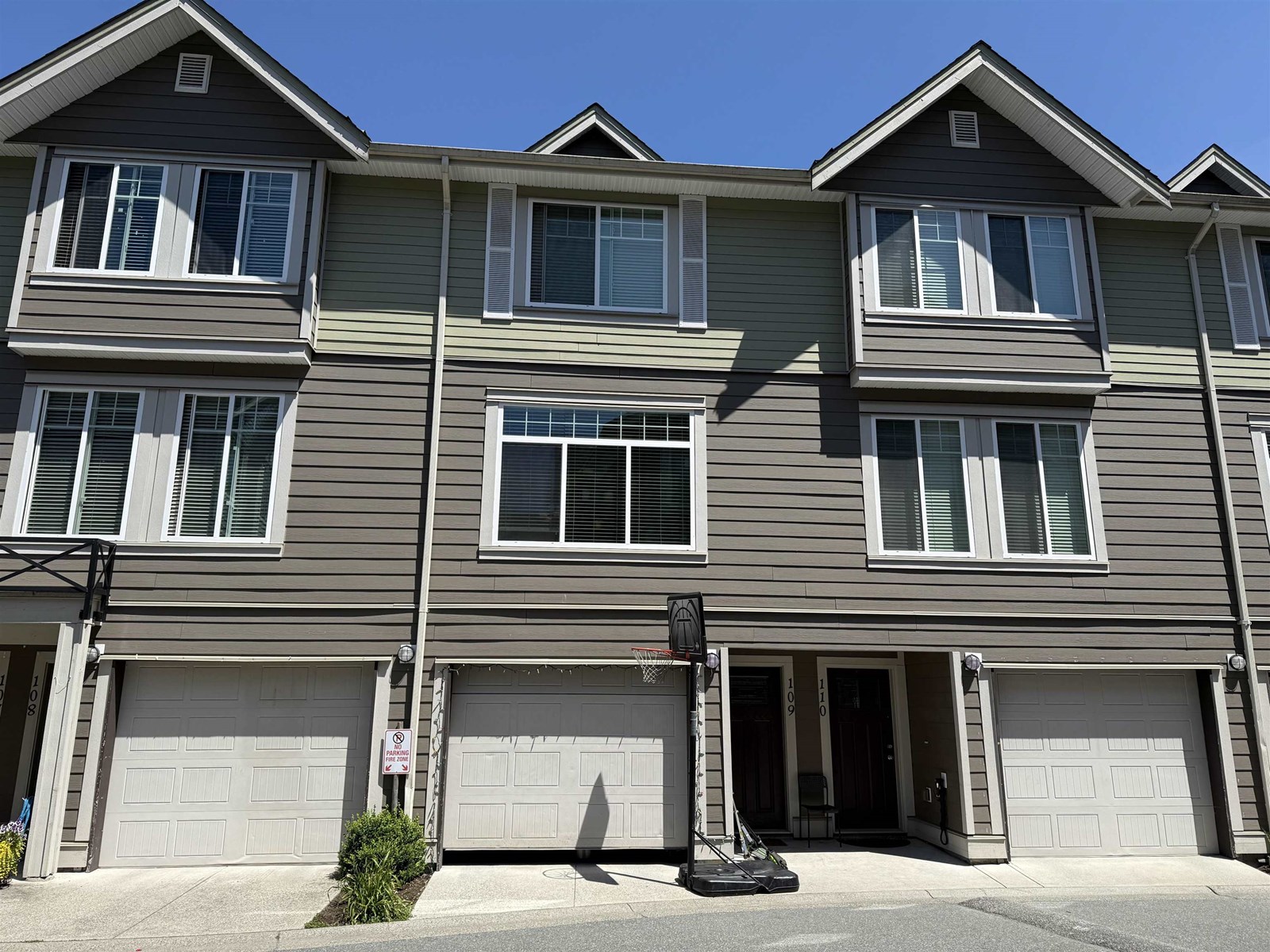 Photo 1 of 109 15399 Guildford Drive, Surrey BC