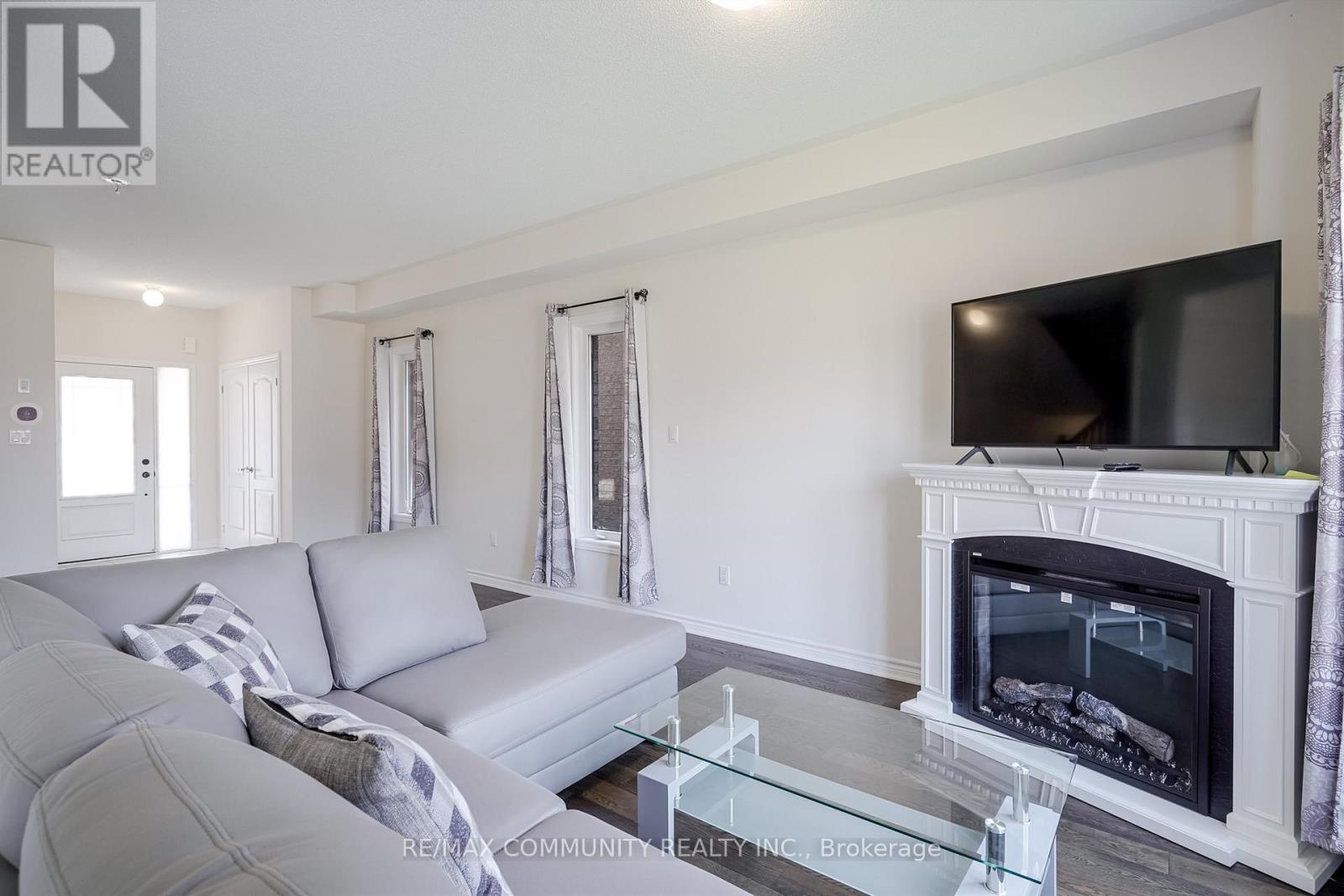 Photo 5 of 16 Jardine Street, Brock ON