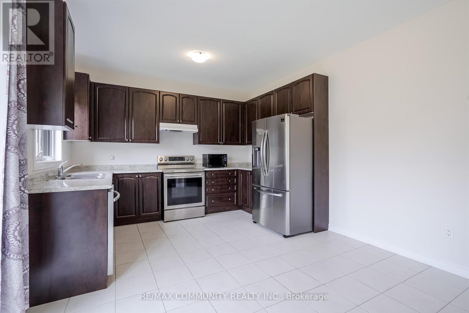 Photo 9 of 16 Jardine Street, Brock ON