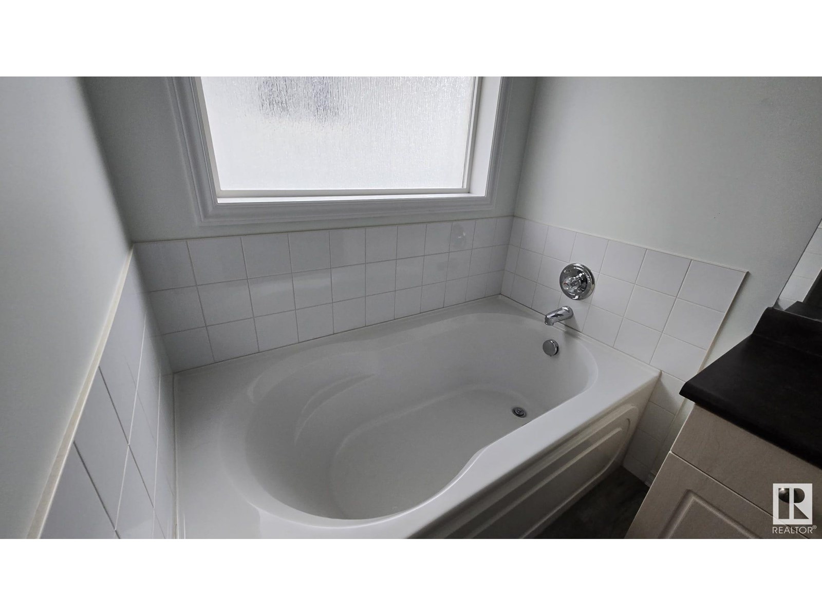 Photo 13 of 8053 Shaske Dr Nw, Edmonton AB
