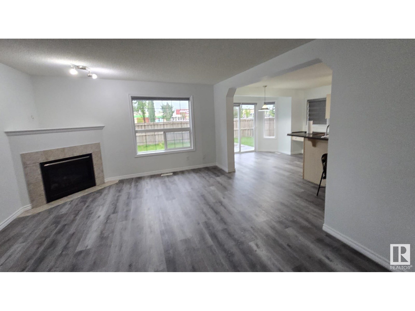 Photo 11 of 8053 Shaske Dr Nw, Edmonton AB