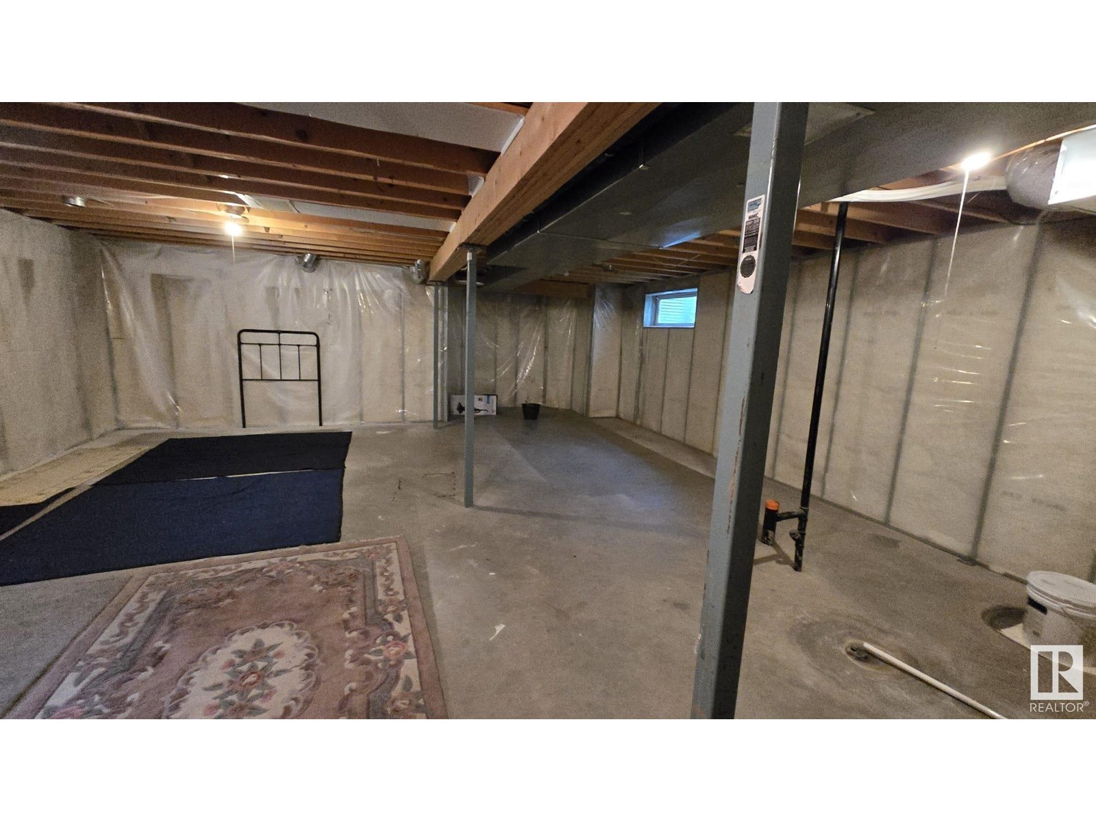 Photo 7 of 8053 Shaske Dr Nw, Edmonton AB