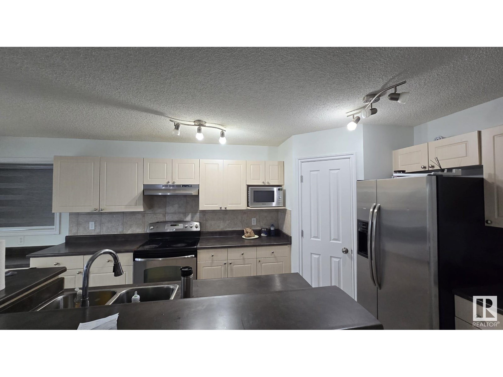 Photo 17 of 8053 Shaske Dr Nw, Edmonton AB