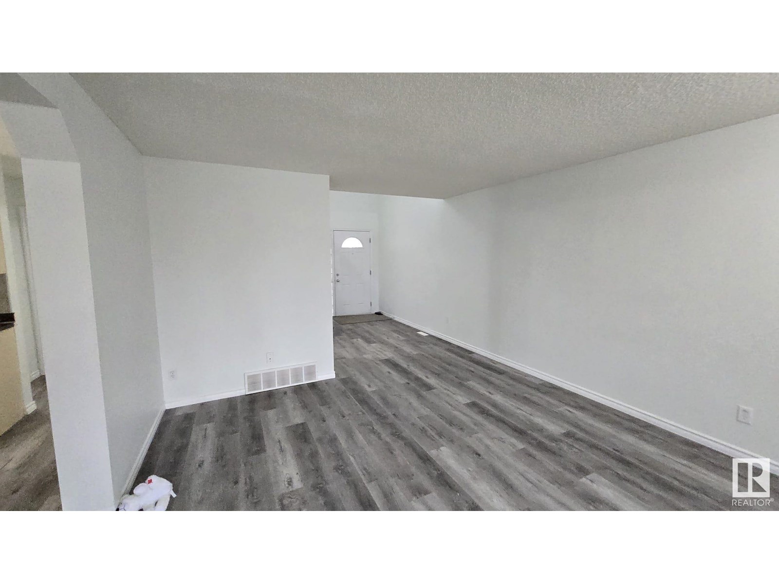 Photo 16 of 8053 Shaske Dr Nw, Edmonton AB