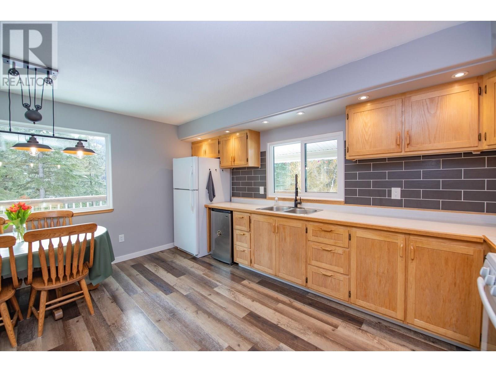 7250 China Valley Road, Falkland