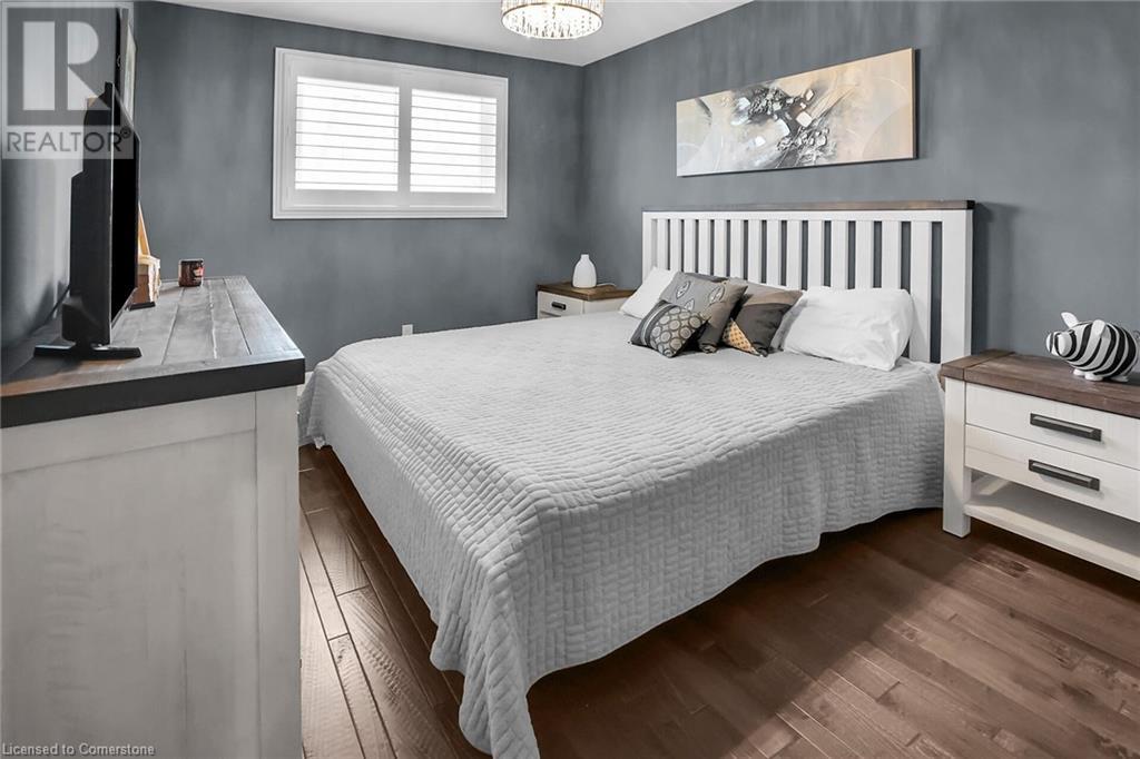 Photo 11 of 329 Central Avenue, Grimsby ON