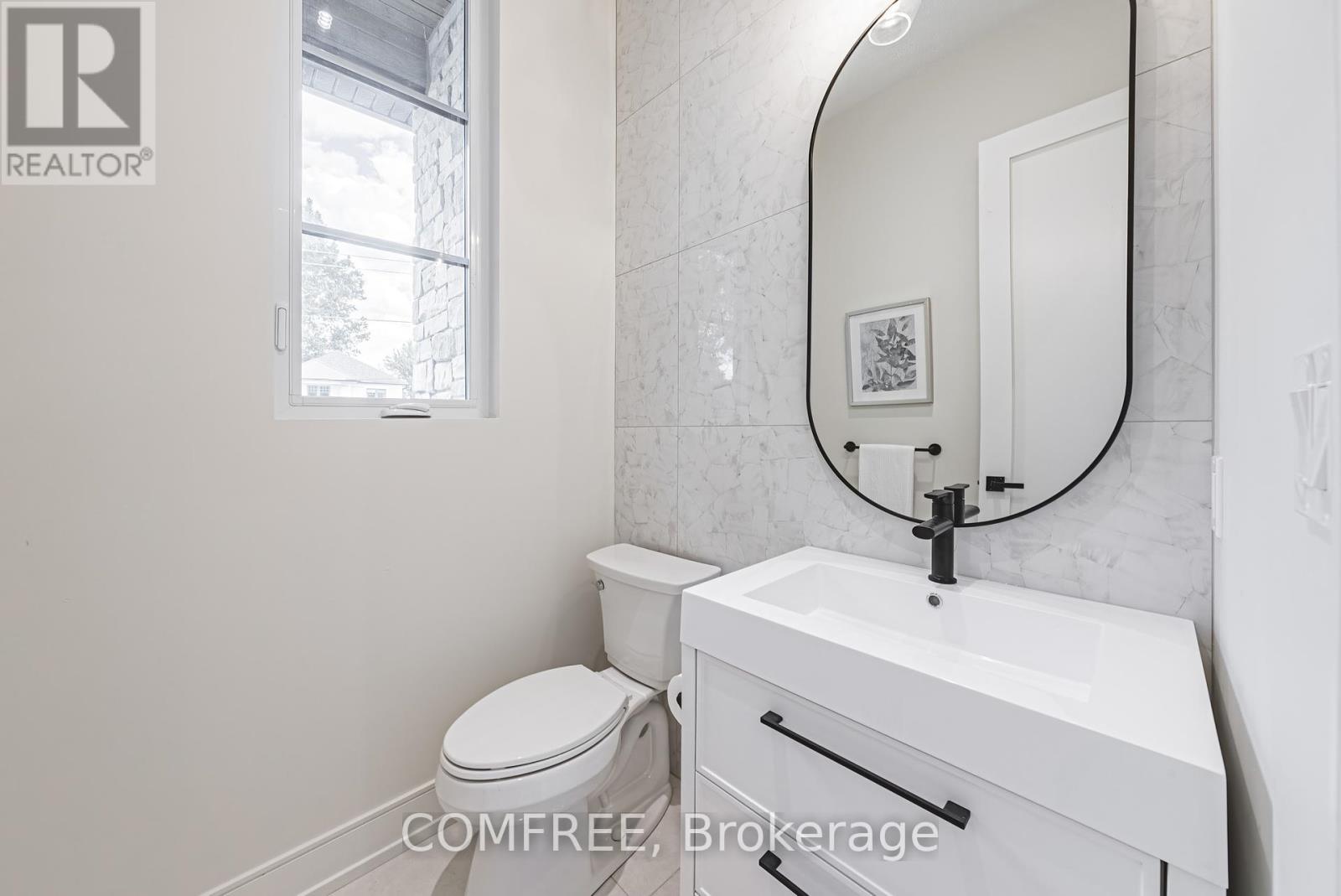 Photo 22 of 202 Queen Street W, Mississauga ON