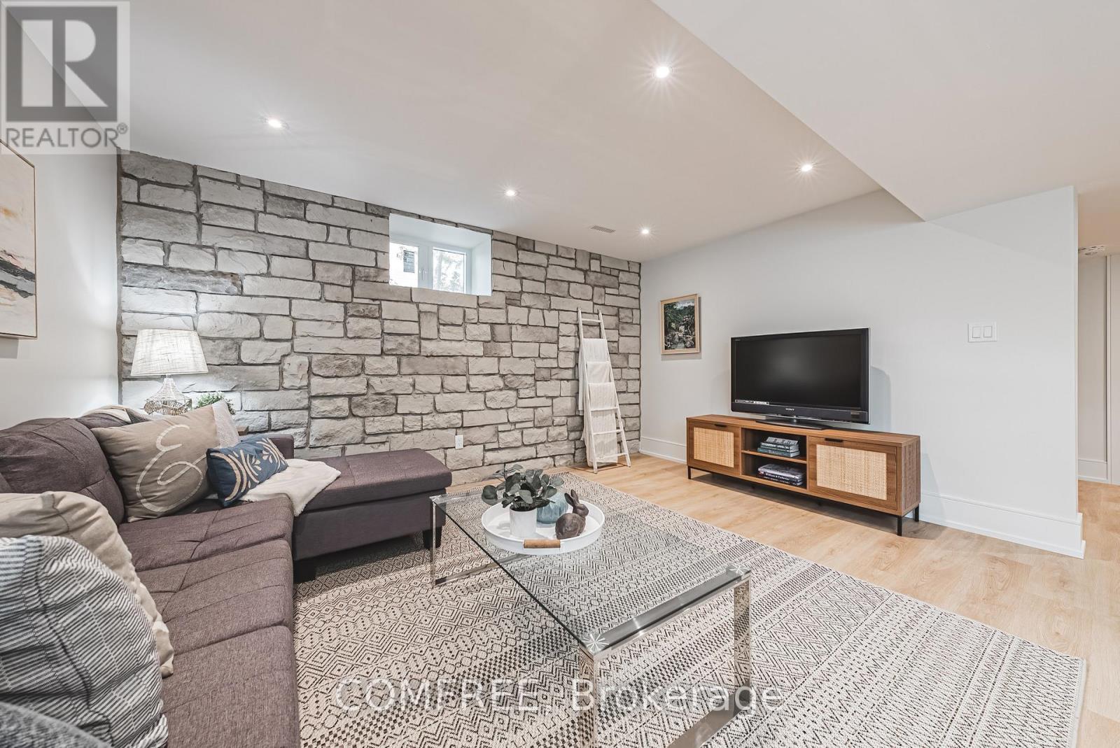 Photo 41 of 202 Queen Street W, Mississauga ON