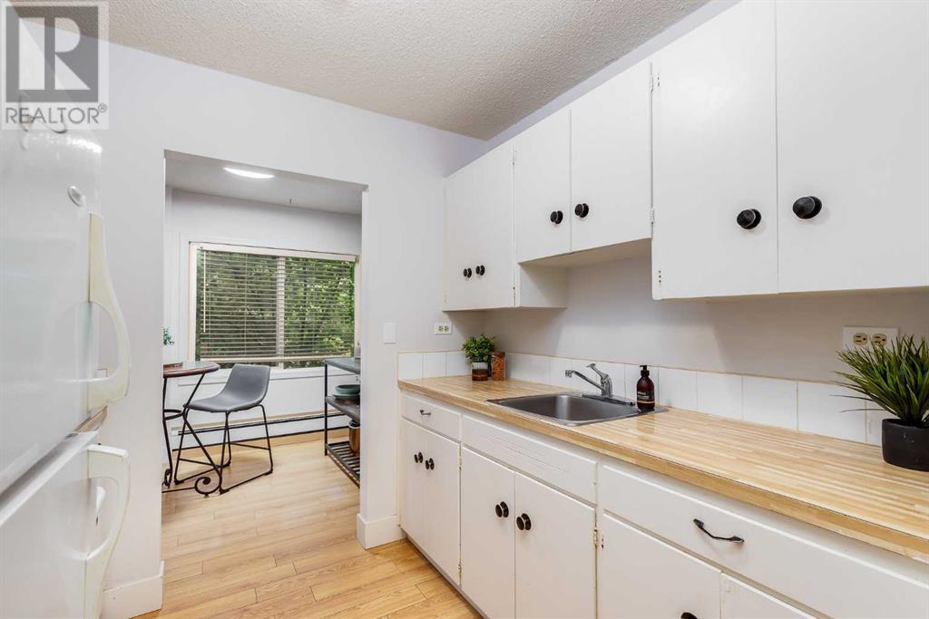 Photo 8 of 6 3208 19 Street Nw, Calgary AB
