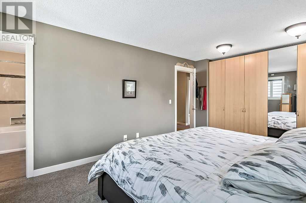 Single Family House for Sale in  Woodmont Crescent SW Woodbine Calgary 