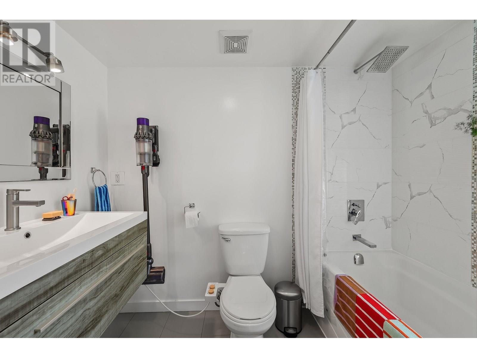 Photo 13 of 401 16 Lakewood Drive, Vancouver BC