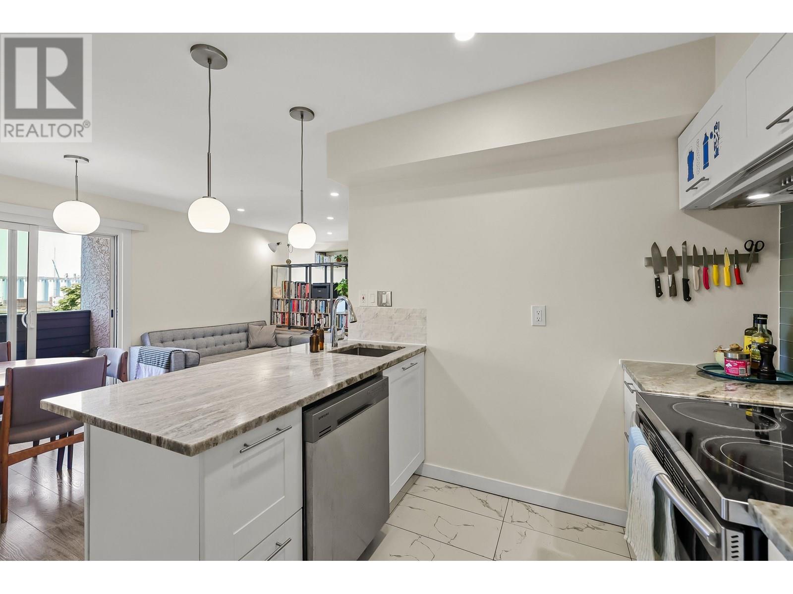 Photo 3 of 401 16 Lakewood Drive, Vancouver BC