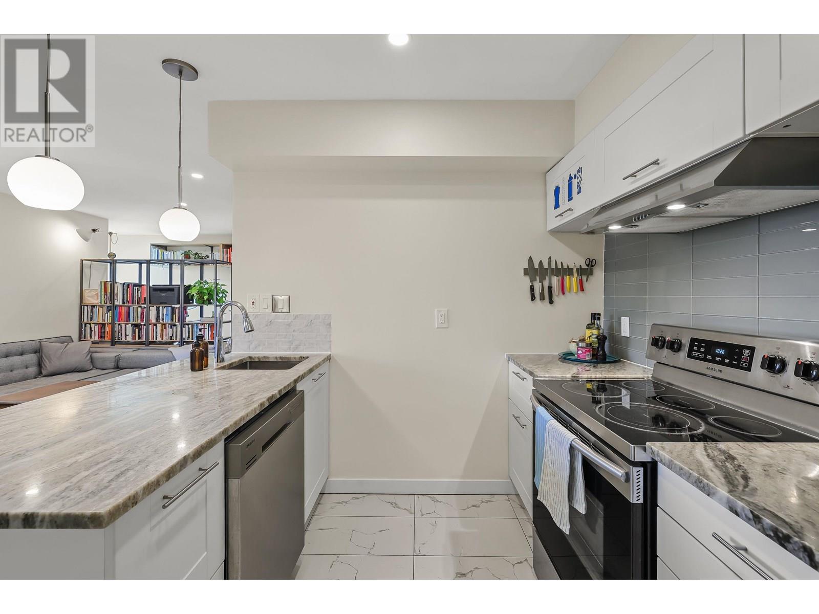 Photo 4 of 401 16 Lakewood Drive, Vancouver BC