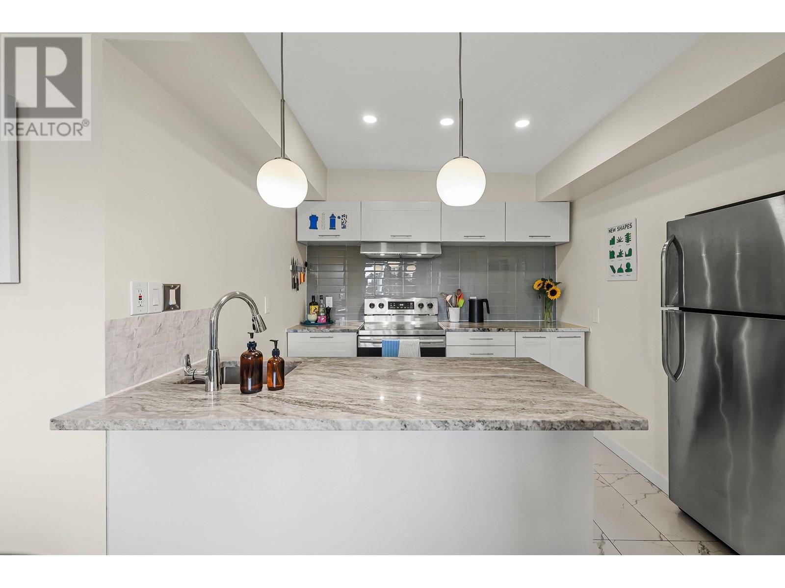 Photo 5 of 401 16 Lakewood Drive, Vancouver BC