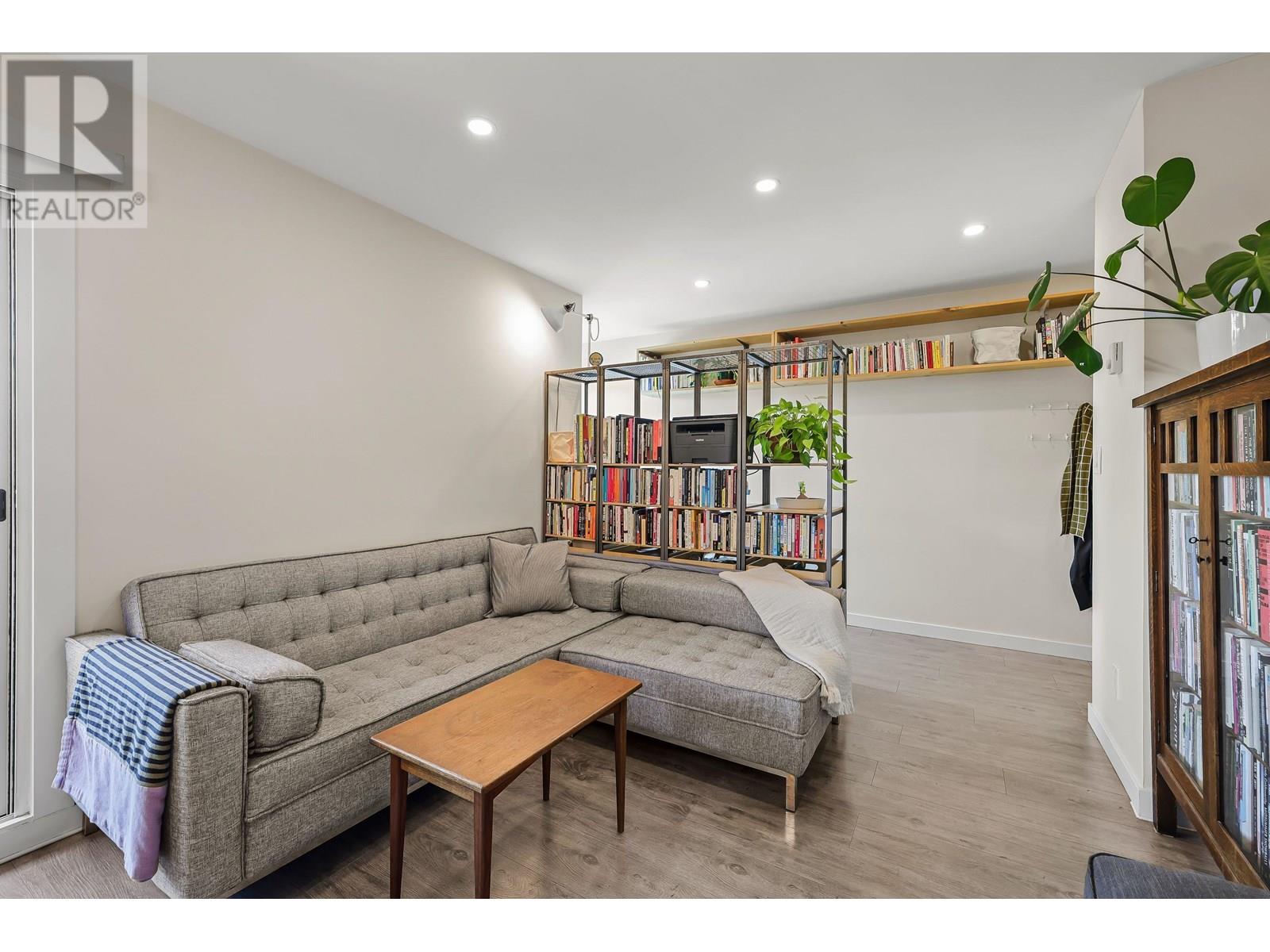 Photo 6 of 401 16 Lakewood Drive, Vancouver BC