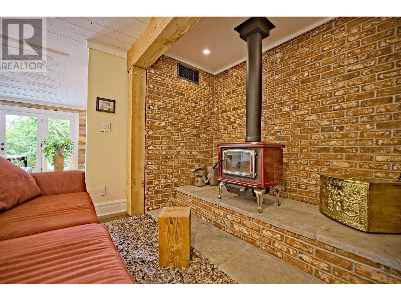 118 DOUGLAS ROAD, Salt Spring Island