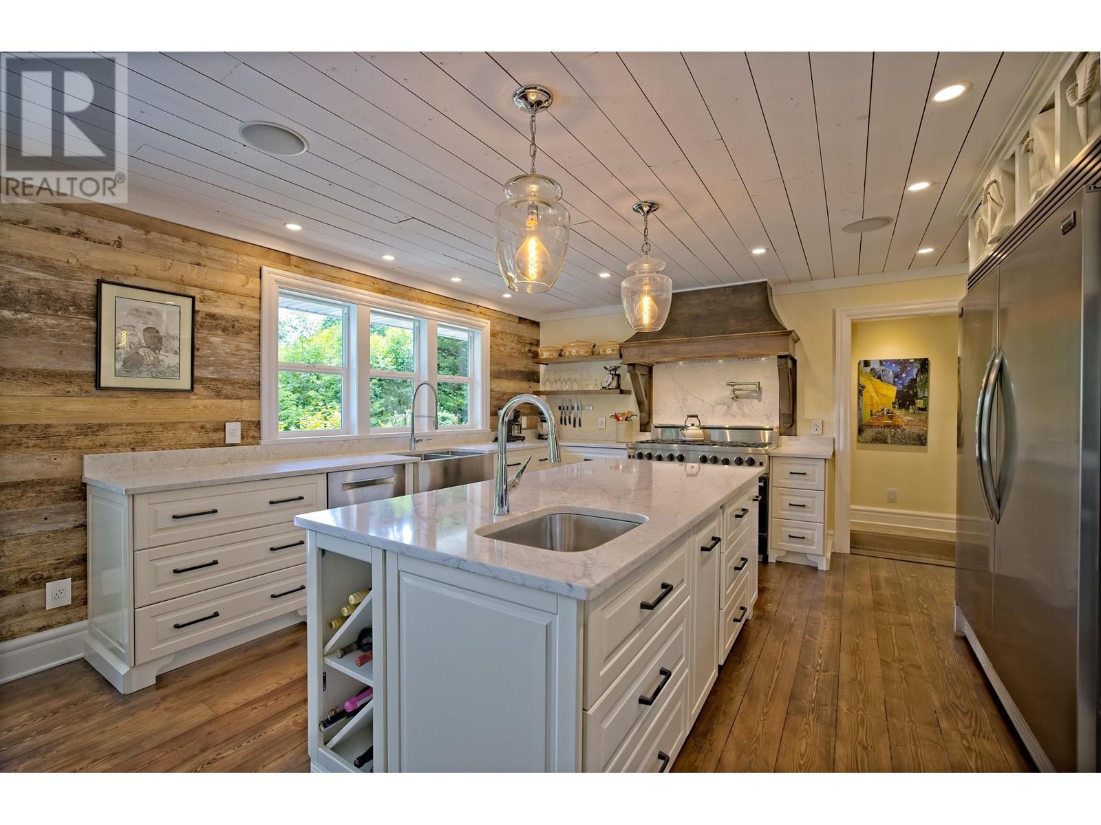 118 DOUGLAS ROAD, Salt Spring Island
