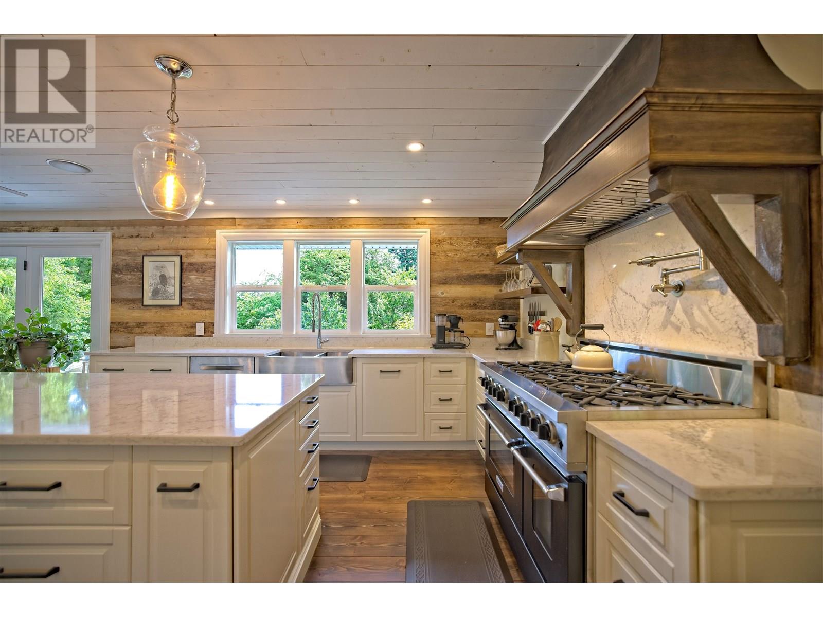 118 DOUGLAS ROAD, Salt Spring Island