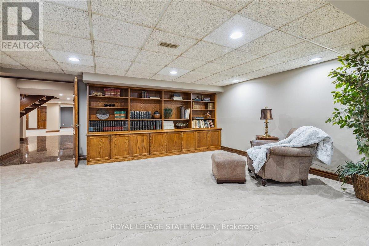 Photo 2 of 7 Lakegate Drive, Hamilton ON