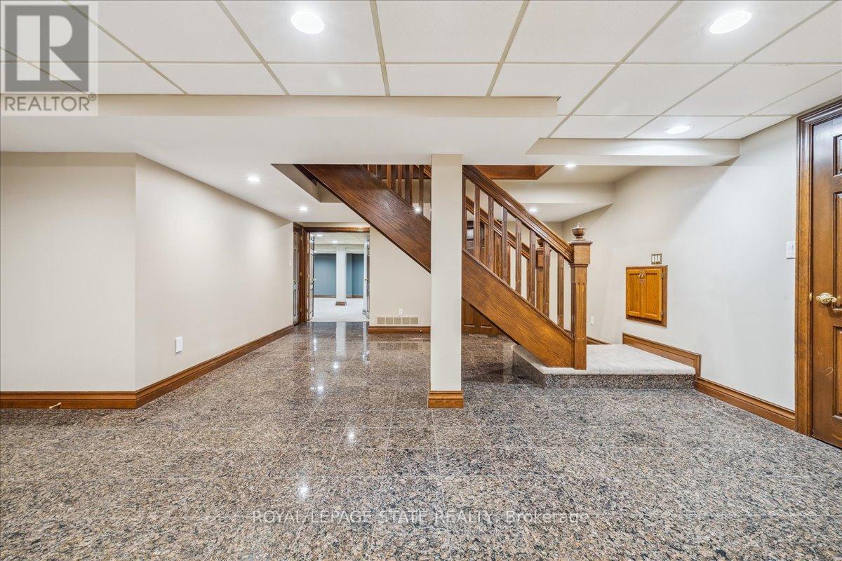 Photo 36 of 7 Lakegate Drive, Hamilton ON