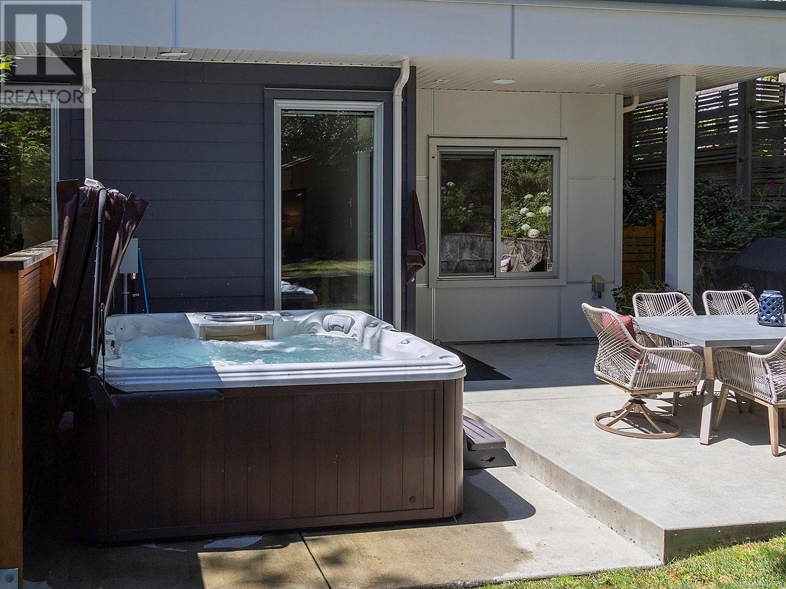 Photo 27 of 3411 Mayfair Dr, Saanich BC