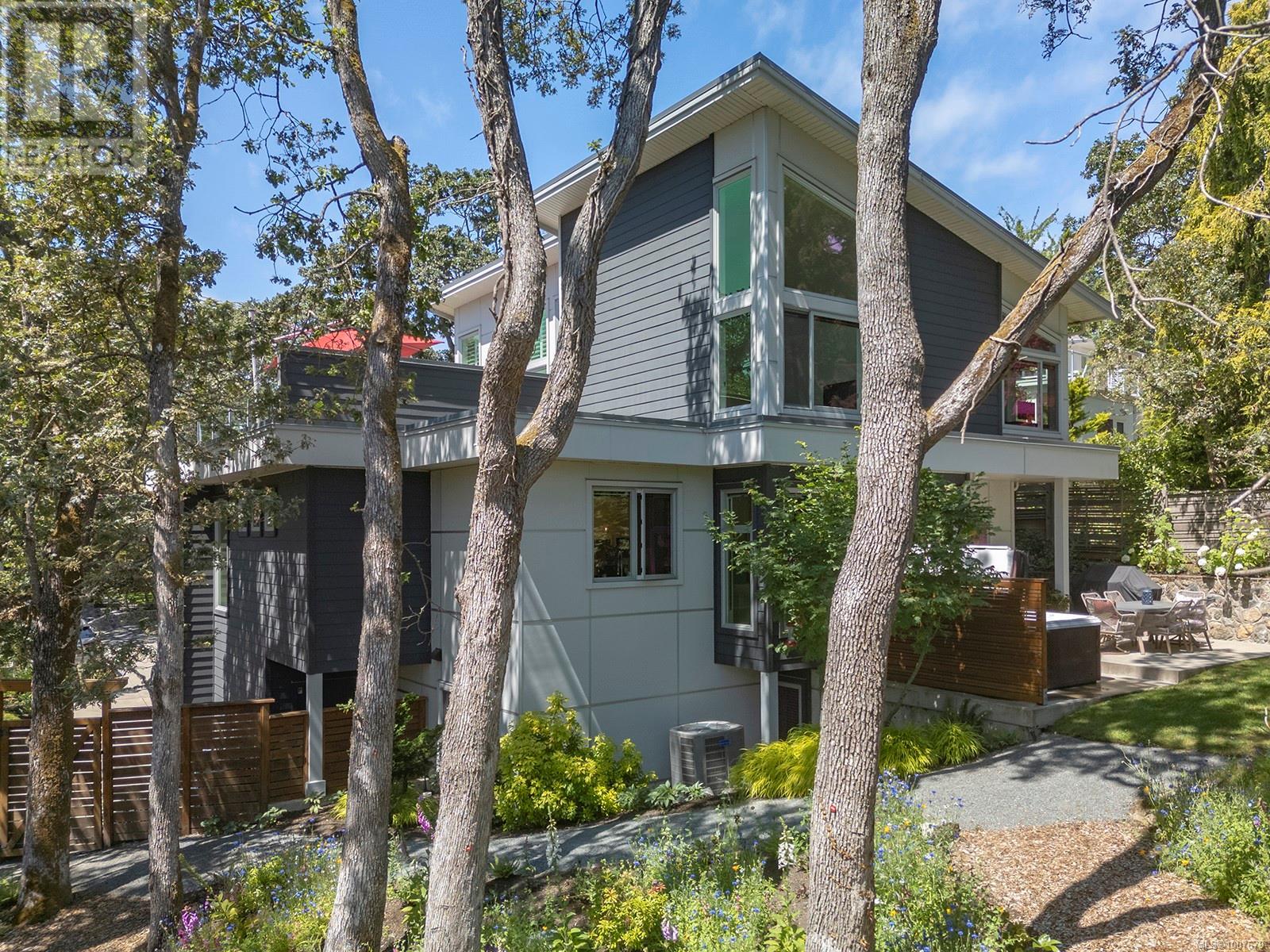 Photo 29 of 3411 Mayfair Dr, Saanich BC