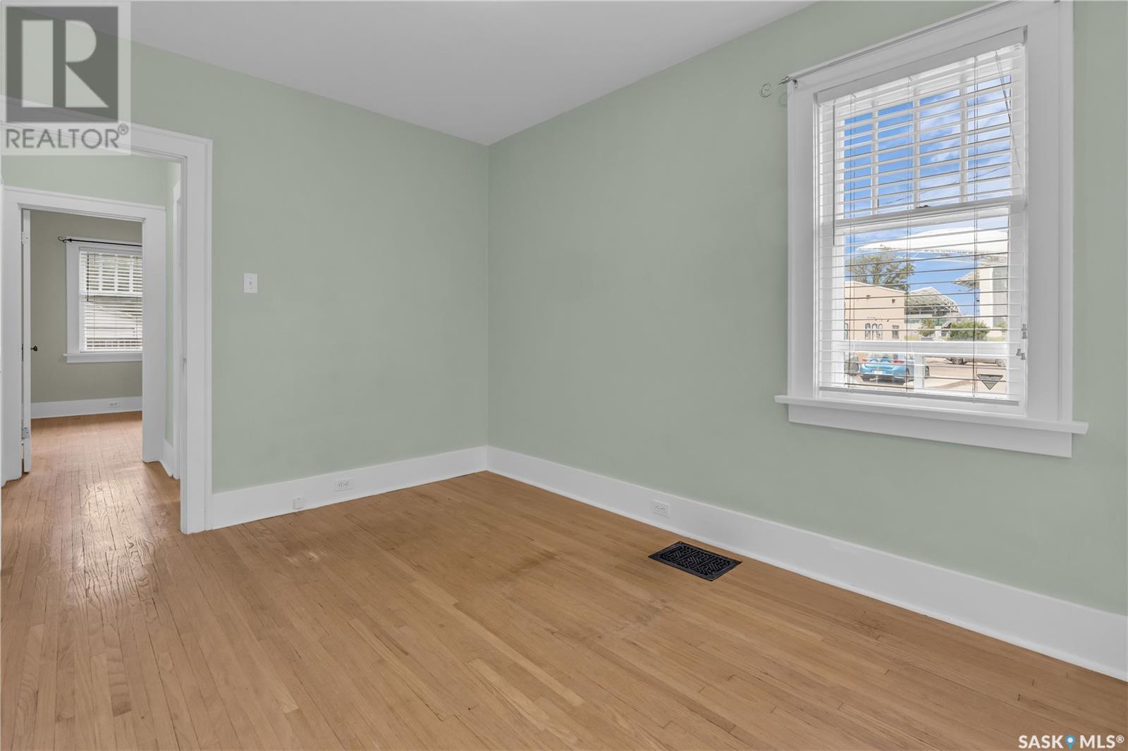 Photo 31 of 1942 Elphinstone Street, Regina SK
