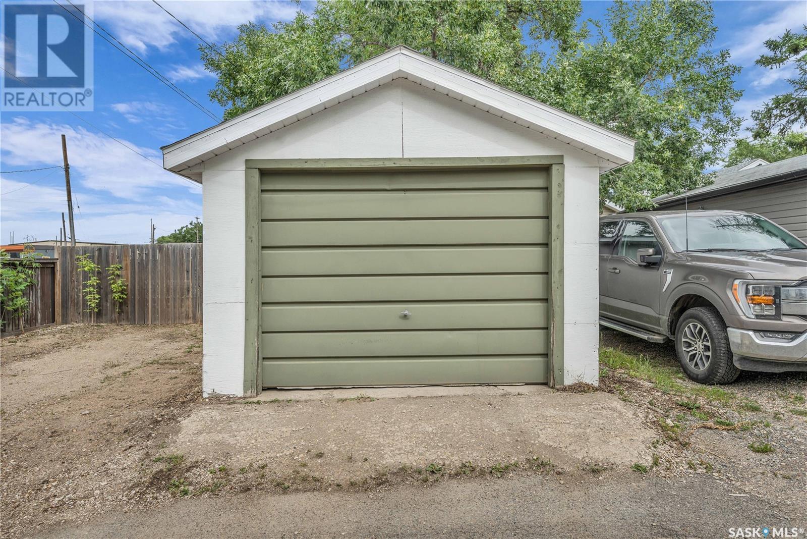 Photo 4 of 1942 Elphinstone Street, Regina SK