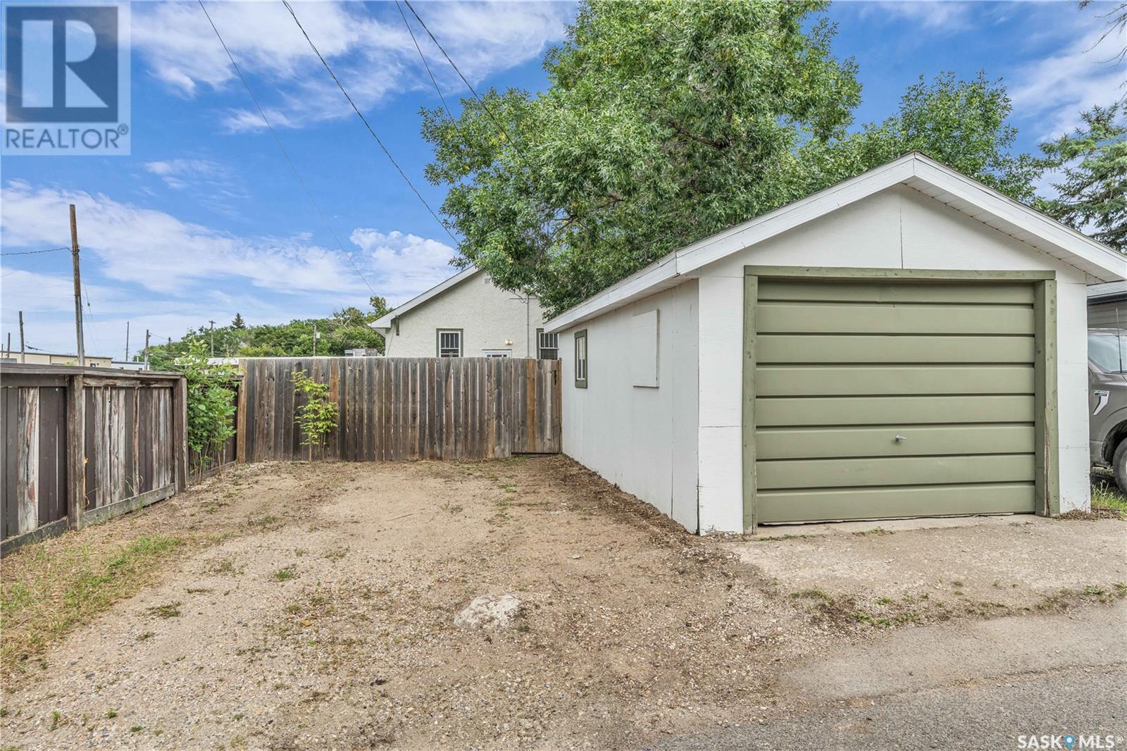 Photo 9 of 1942 Elphinstone Street, Regina SK
