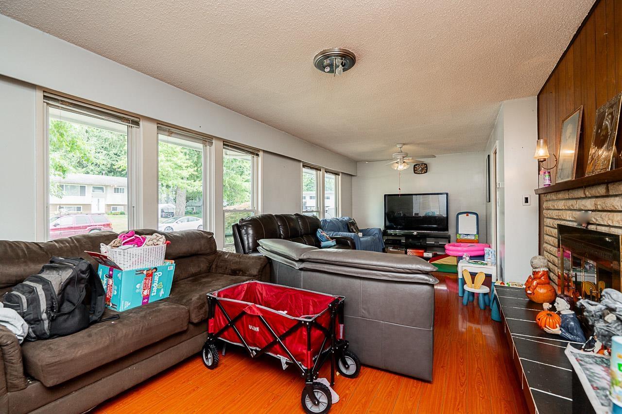 Photo 3 of 9303 Stuart Crescent, Surrey BC
