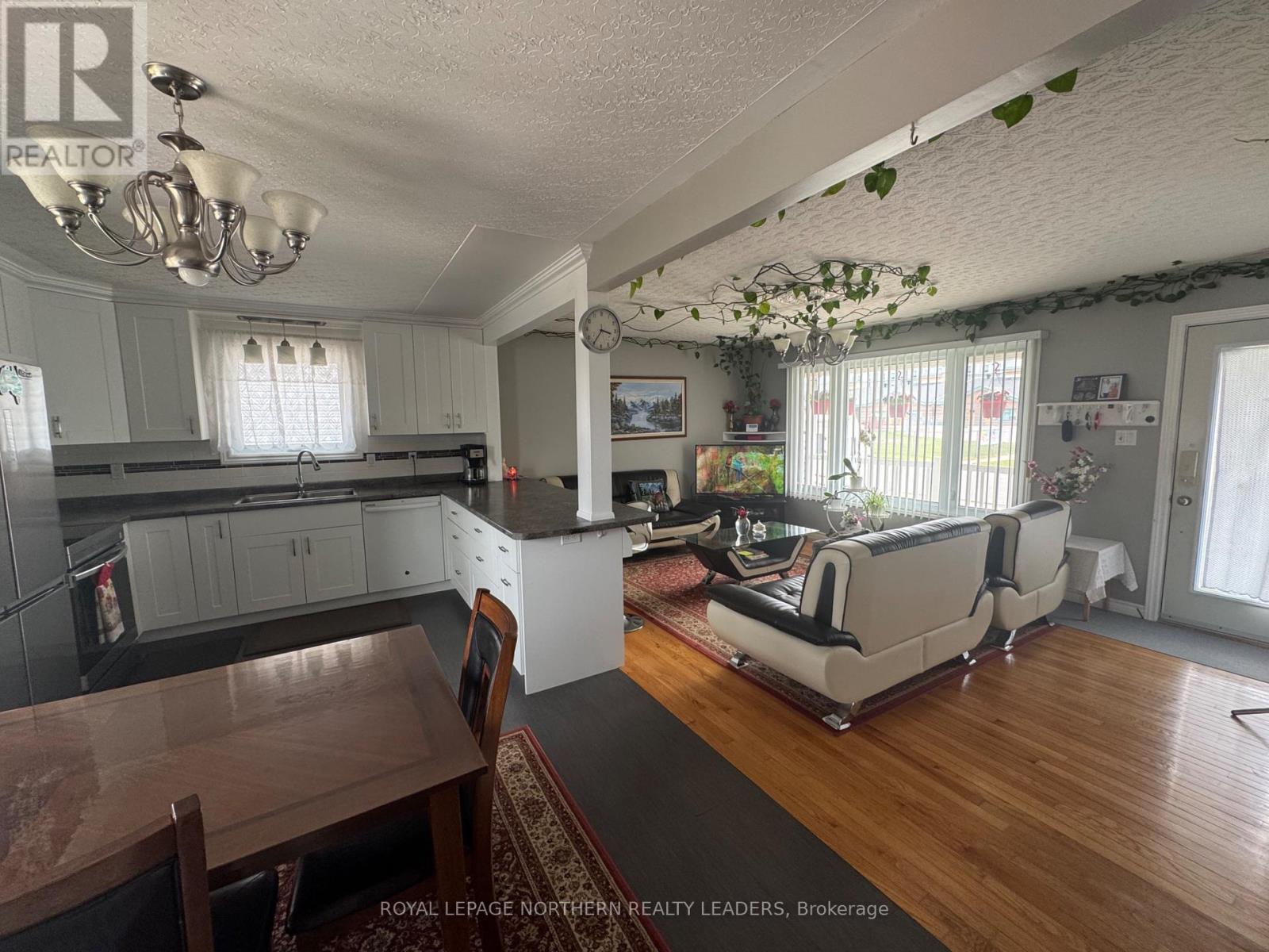 Photo 3 of 880 Park Avenue, Timmins ON