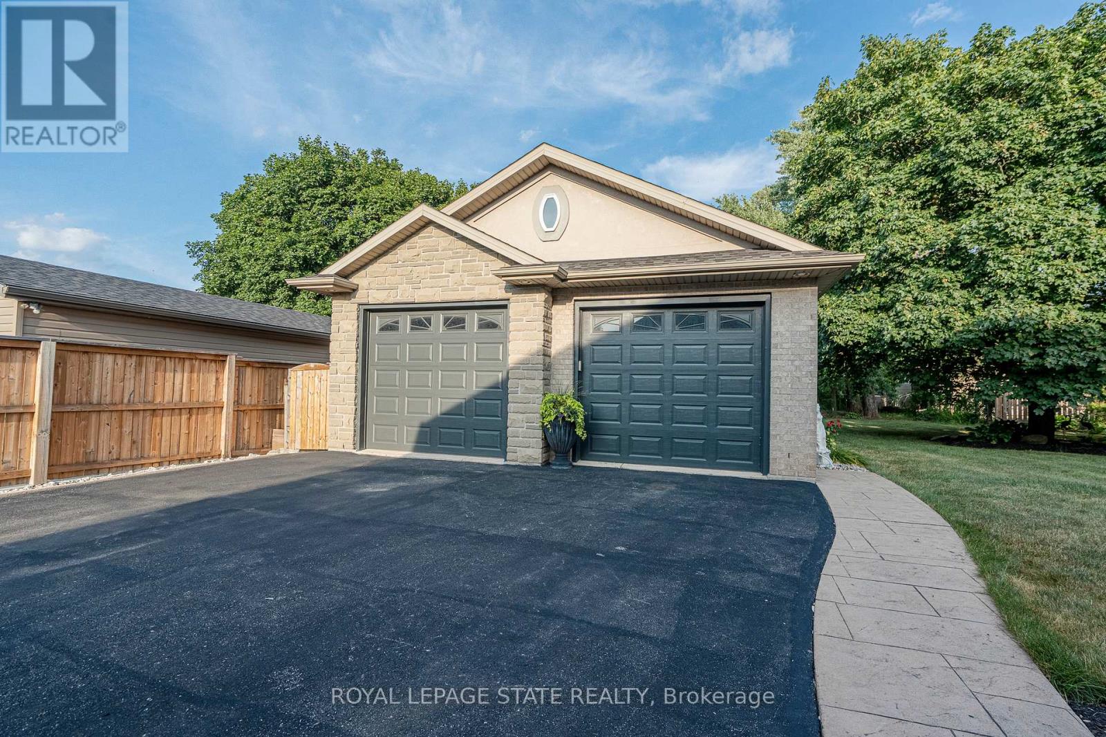 Photo 4 of 198 Gray Road, Hamilton ON