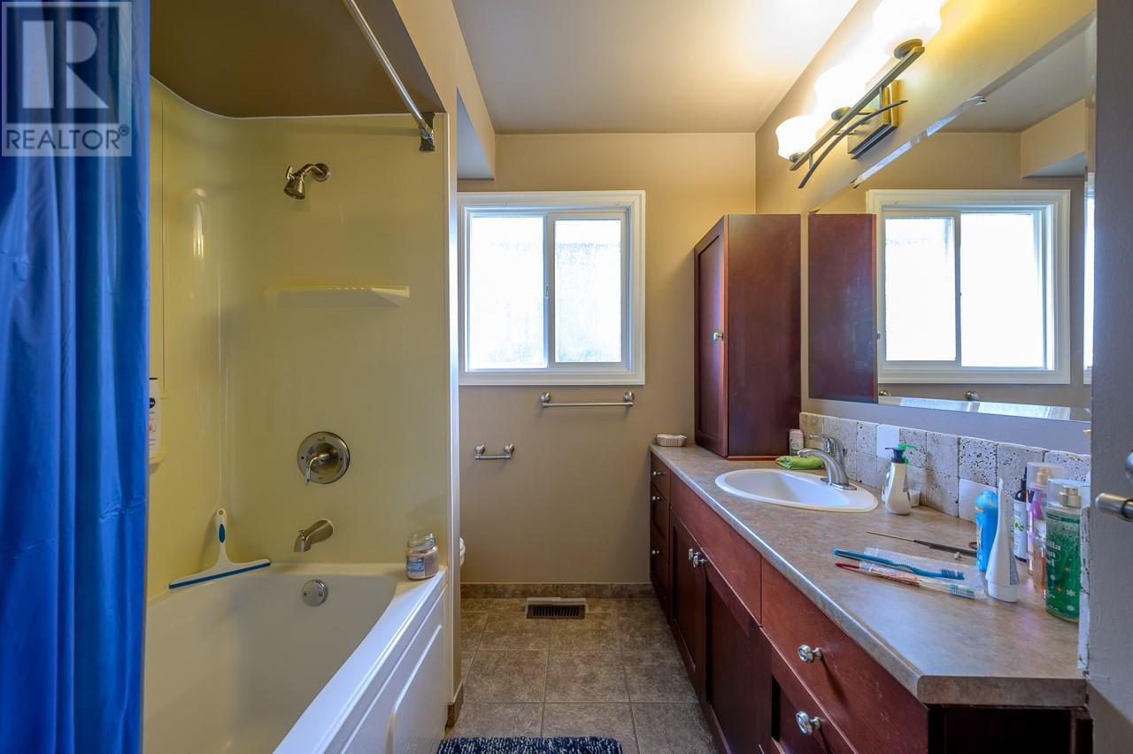 Photo 10 of 1612 Sheridan Drive, Kamloops BC
